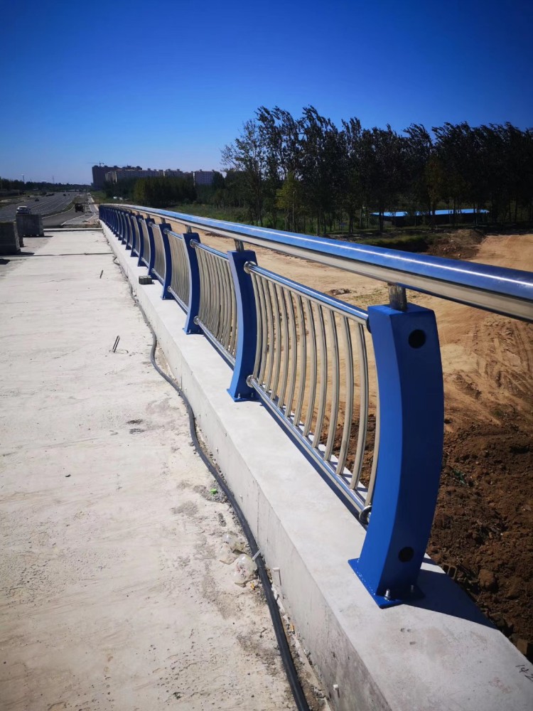 不銹鋼碳素鋼復(fù)合管護(hù)欄